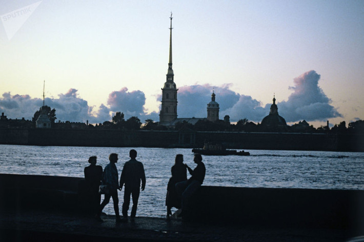 Trong những ngày đêm trắng, ban đêm ở Saint Petersburg gần như vẫn sáng như ban ngày. Đường phố không cần thắp đèn và người dân có thể thức thâu đêm suốt sáng.