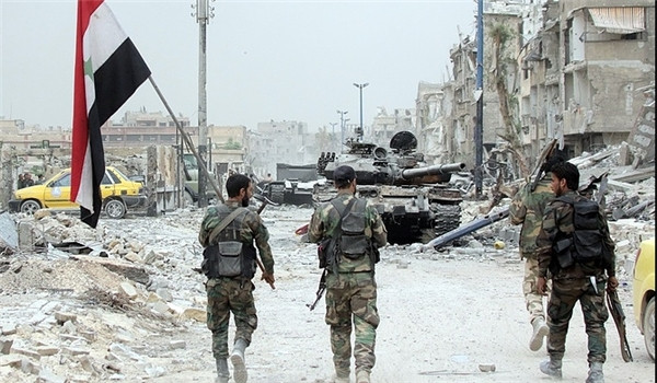 “Quân chính phủ Syria cũng tấn công căn cứ của nhóm khủng bố ở Khan Touman và Jam'iyat al-Mohandeseen, phía tây nam thành phố Aleppo, qua đó tiêu diệt và làm bị thương nhiều tay súng, đồng thời phá hủy trang thiết bị quân sự của bọn chúng”, FNA đưa tin. Ảnh: FNA.