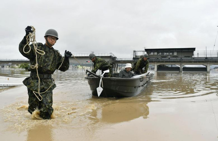 Một cư dân địa phương được giải cứu ở Kurashiki. Ảnh: Reuters.