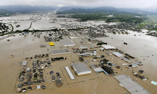 Những ngôi nhà chìm trong biển nước ở Kurashiki. Ảnh: Reuters.