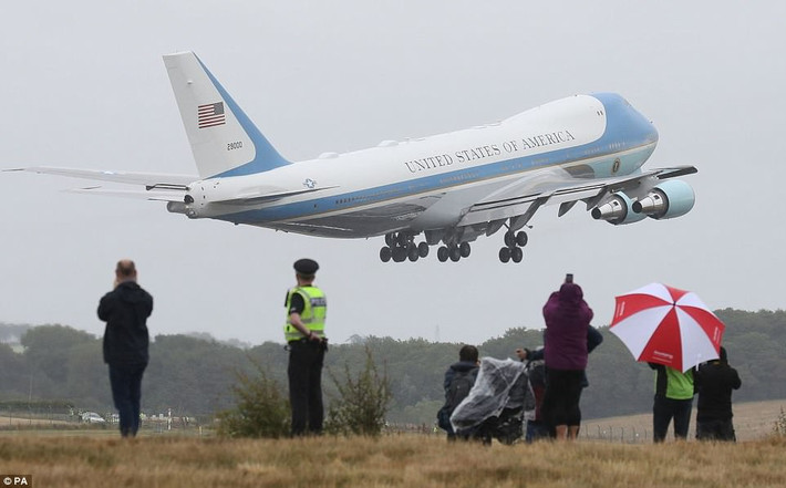 Chiếc Không lực Một chở Tổng thống Mỹ Doanld Trump và phu nhân Melania rời sân bay Glassgow (Scotland) tới thủ đô Helsinki, Phần Lan. Ảnh: PA.