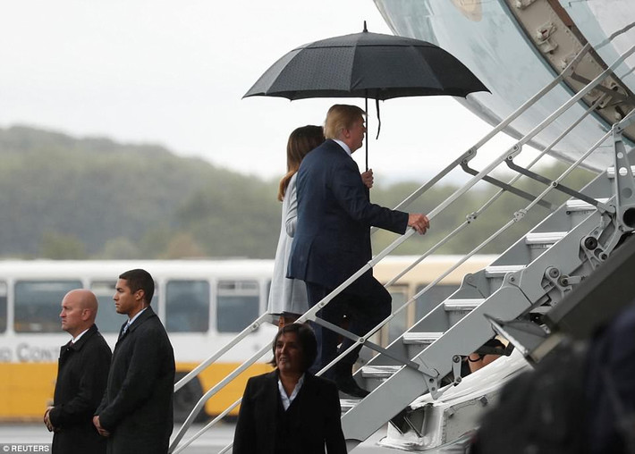 Trước đó, Tổng thống Trump và phu nhân Melania lên chiếc Không lực Một để chuẩn bị tới Helsinki. Ảnh: Reuters.