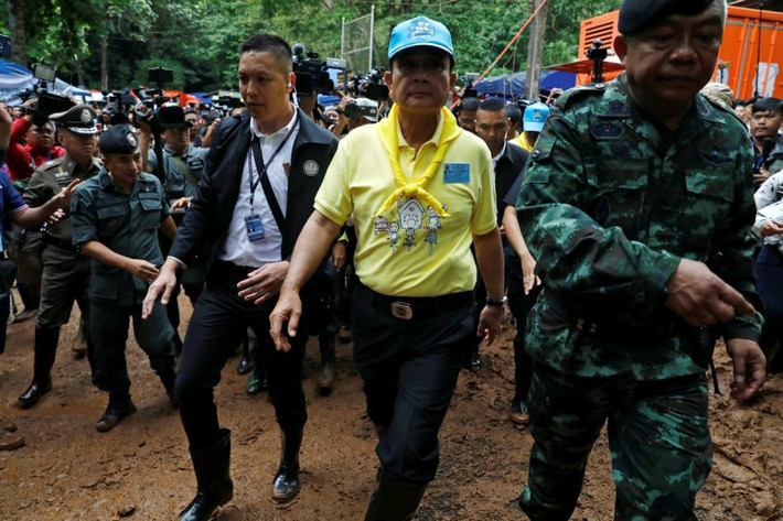 Thủ tướng Thái Lan Prayuth Chan-ocha tới khu vực hang động nơi các thành viên đội bóng Lợn Hoang mất tích trước đó để khích lệ tinh thần lực lượng cứu hộ cũng như người thân của đội bóng này. Ảnh: Asiaone.