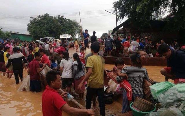 Hàng chục người đã thiệt mạng và hàng trăm người khác vẫn mất tích sau sự cố vỡ đập. Ngoài ra, hơn 1.300 gia đình và khoảng 6.600 người mất nhà cửa. Ảnh: Express.