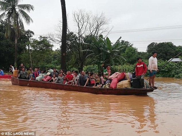 Nhiều người dân Lào đã được đưa tới trung tâm cứu nạn tạm thời. Ảnh: ABC Laos News.