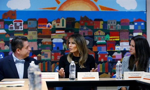 Đệ nhất phu nhân Mỹ Melania Trump trao đổi với mọi người trong cuộc họp.