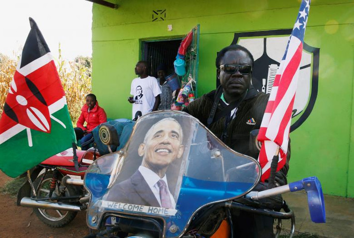 Một cư dân ngồi trên xe máy có dán hình ảnh cựu Tổng thống Obama trước chuyến thăm quê của ông tới ngôi làng Nyangoma Kogelo, huyện Siaya.