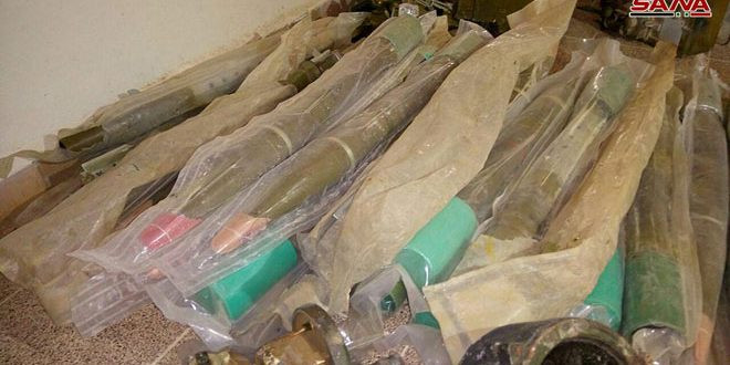 Trong khi đó, hãng thông tấn SANA (Syria) đưa tin ngày 14/7, tại ngôi làng Daraa al-Balad phía nam tỉnh Daraa, các nhóm phiến quân đã bắt đầu giao nộp vũ khí hạng nặng và hạng trung cho lực lượng chính phủ Damascus theo thỏa thuận đạt được với Quân đội Syria hôm 11/7. Ảnh: SANA.