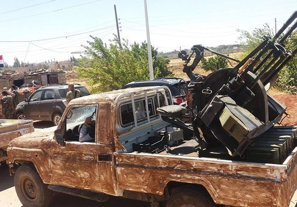 Nguồn tin chiến trường cho hay, việc giao nộp vũ khí cho Quân đội Syria vẫn đang tiếp diễn tại Beir Ajam, Bariqeh và Jabata al-Khashab. Theo các chuyên gia quân sự, tỉnh Quneitra sẽ sớm nằm dưới sự kiểm soát hoàn toàn của chính phủ Syria. Ảnh: FNA.