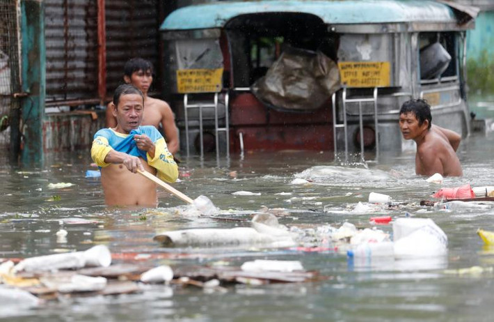 Rác thải trôi dạt trên đường phố Manila.