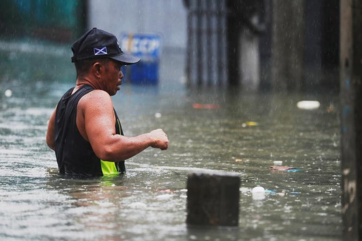 Nước ngập ngang người người đàn ông này.