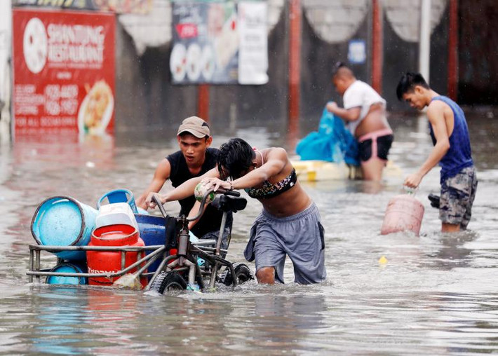 Mưa lũ khiến việc di chuyển của người dân Manila gặp khó khăn.