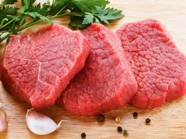 Dù vậy, thịt bò cũng chứa nhiều cholesterol và chất béo bão hòa có thể gây tích tụ chất béo trong máu. Do vậy, bạn nên ăn một cách điều độ. Ngoài ra, khi đi chợ, bạn nên tránh mua những loại thịt bò kém chất lượng dưới dây để tránh rước bệnh cho cả nhà. Ảnh: Boldsky.