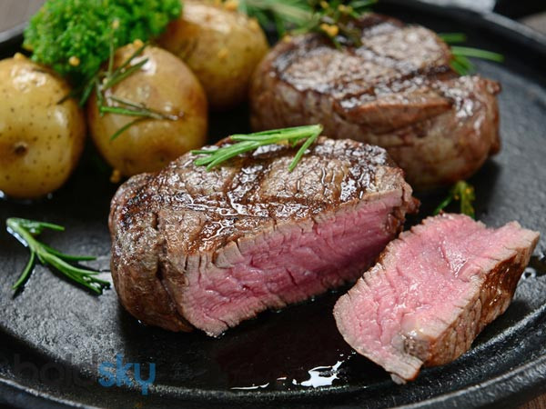 Ngoài ra, khi ấn ngón tay vào thịt không thấy dẻo, không có độ đàn hồi hoặc đàn hồi kém thì chứng tỏ miếng thịt bò đó có thể đã bị bơm nước. Thịt bò bơm nước có màu sắc không đều, không đỏ tươi tự nhiên, thịt bị rỉ dịch. Khi xắt thịt thì miếng thịt không dính dao, lúc nấu thì thịt co lại, chảy nhiều nước. Ảnh: Boldsky.