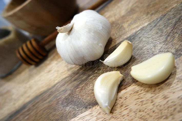 Ngoài tác dụng chống ung thư, tỏi còn có khả năng thông huyết tiêu ứ, thúc đẩy bài tiết dịch vị và tăng cảm giác thèm ăn, tác dụng nhất định đối với việc chữa tim, đau nhức, huyết áp và giảm cholesterol. Ảnh: DT.