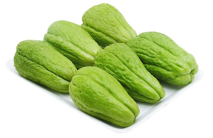 Theo draxe.com, một quả su su chứa khoảng 25 calo, 1,1 gram protein, 0 gram chất béo, 6 gram carbohydrate, 2,2 gram đường, 123 microgam folate, 10,2 miligram vitamin C, 0,2 miligam mangan, 5,4 microgam vitamin K, 1,0 miligram kẽm, 165 miligram kali, 0,1 miligram vitamin B6, 15,8 miligram magiê, 0,6 miligram niacin.