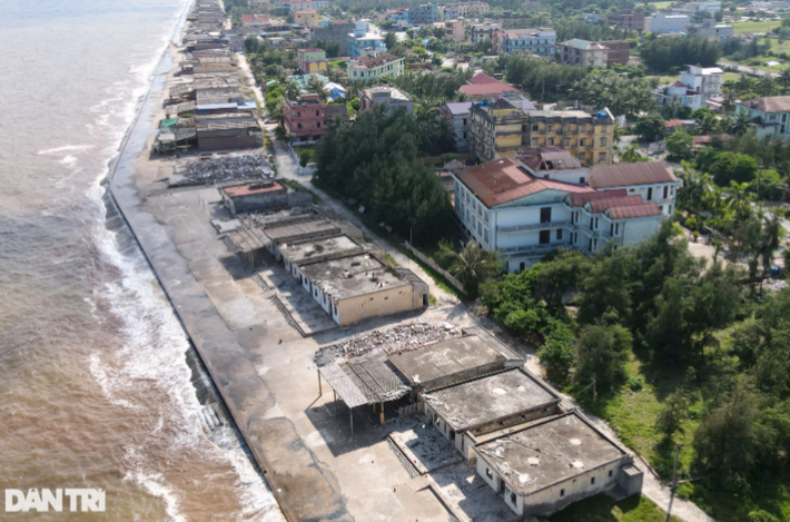 Khu du lịch biển Quất Lâm nằm ở khu vực gần đê biển thị trấn Quất Lâm, là một trong những điểm du lịch biển của tỉnh Nam Định, thu hút đông khách du lịch đến nghỉ dưỡng, tắm biển. Theo thống kê, mỗi năm có khoảng gần 100.000 lượt khách du lịch đến biển Quất Lâm. Tuy nhiên, những năm gần đây, do ảnh hưởng của biến đổi khí hậu, đê kè khu vực bãi tắm thị trấn Quất Lâm bị ảnh hưởng nghiêm trọng sau mỗi trận bão, triều cường. Sóng cao trùm lên đê, phá vỡ kết cấu mặt và thân đê gây sạt lở bãi, hư hại hạ tầng khu du lịch, ảnh hưởng đến kinh doanh của các hộ dân, nhất là đối với các ki ốt bám sát đê.