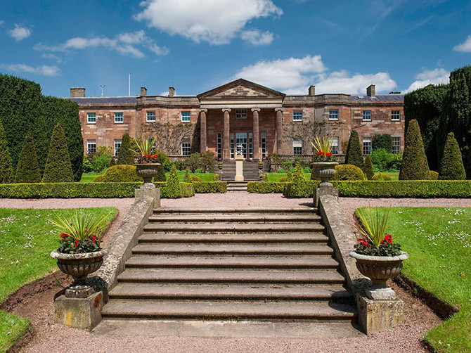 Lâu đài Hillsborough là nơi ở chính thức của Nữ hoàng Elizabeth II tại Bắc Ireland.