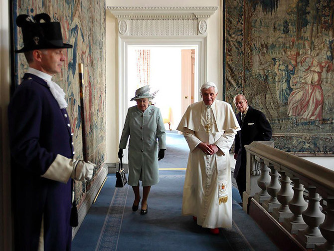 Năm 2010, Đức Giáo hoàng Benedict XVI thăm Nữ hoàng Anh tại lâu đài Holyroodhouse.
