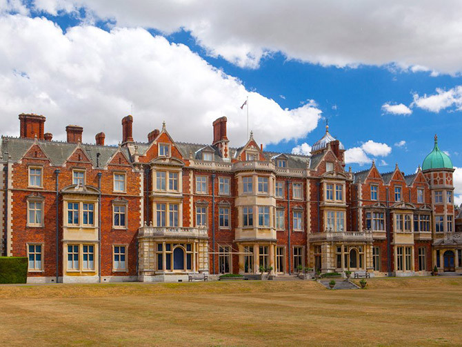 Dinh thự Sandringham ở Norfolk, Anh. Dinh thự hoàng gia này thuộc sở hữu tư nhân của gia đình Hoàng gia Anh kể từ khi Nữ hoàng Victoria mua tòa nhà này vào năm 1862.