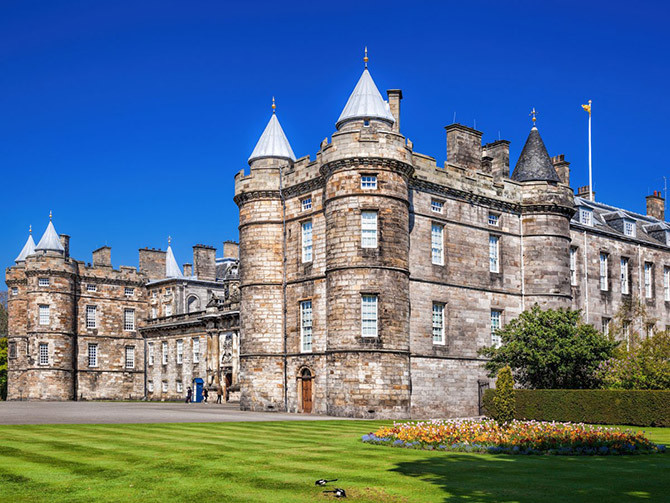 Lâu đài Holyroodhouse ở Edinburgh, Scotland. Đây là nơi ở chính thức tại Scotland của Nữ hoàng Elizabeth II.