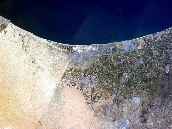 Đường biên giới ngăn cách Israel và Ai Cập trong bức ảnh chụp từ Trạm Vũ trụ Quốc tế (ISS).