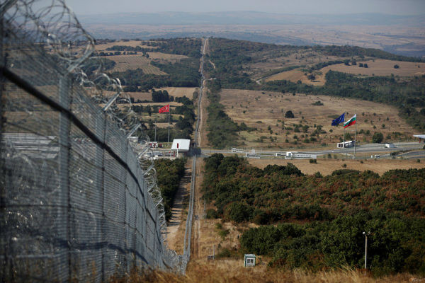 Hàng rào thép gai cao hơn 4,5 mét ngăn cách Bulgaria và Thổ Nhĩ Kỳ. Được biết, năm 2013, Bulgaria đã bắt đầu kế hoạch xây dựng một hàng rào biên giới Bulgaria-Thổ Nhĩ Kỳ nhằm ngăn người tị nạn từ Trung Đông và Bắc Phi tràn vào nước này.