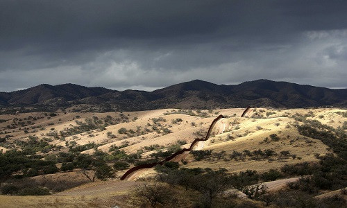 Một đoạn đường biên giới ngăn cách Mỹ và Mexico.