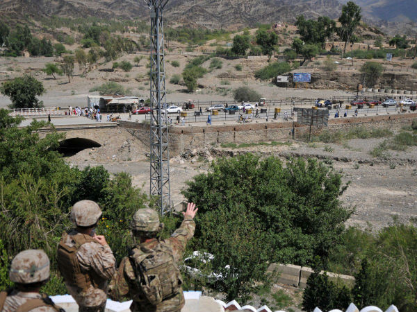 Đường biên giới Torkham ngăn cách Afghanistan và Pakistan.