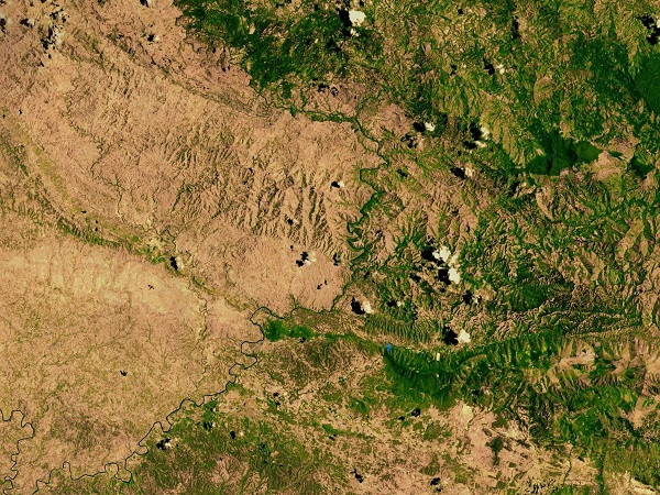 Bức ảnh vệ tinh của Cơ quan Hàng không và Vũ trụ Mỹ (NASA) ghi lại đường biên giới ngăn cách đất nước Haiti (phần bên trái) và Cộng hòa Dominica (bên phải).