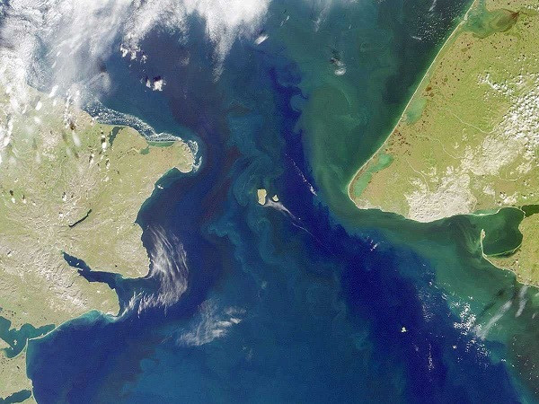 Eo biển Bering ngăn cách bán đảo Seward của Alaska (Mỹ) về phía đông và bán đảo Chukotskiy Poluostrov của Siberia thuộc Nga về phía tây.