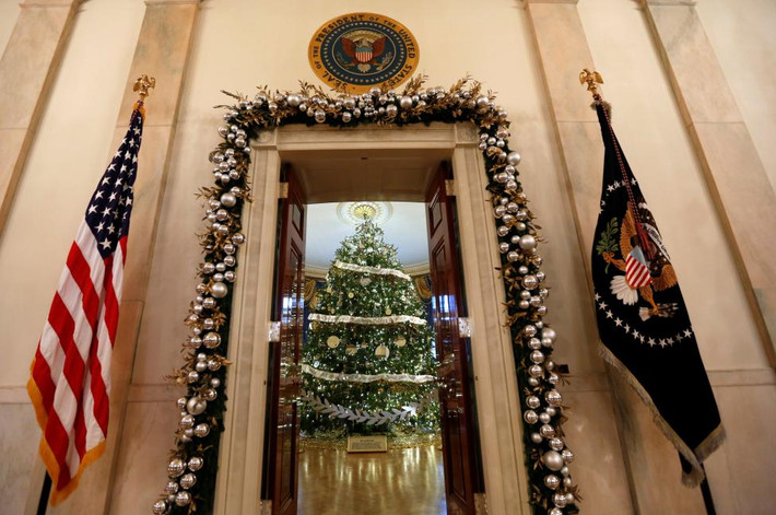 Hình ảnh cây thông Noel lớn được đặt trong Nhà Trắng. (Nguồn ảnh: Reuters).