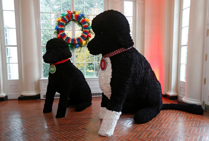 Mô hình hai chú cún cưng của gia đình Tổng thống Barack Obama là Bo và Sunny được đặt trong Nhà Trắng.