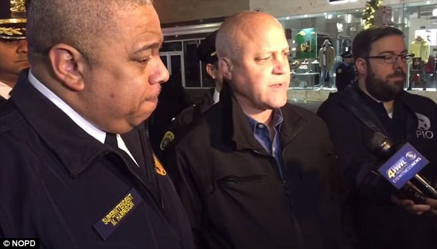 Thị trưởng Mitch Landrieu (trung tâm) cho biết vụ xả súng ở New Orleans là “không thể chấp nhận được”. Các nhà chức trách vẫn đang tiếp tục điều tra vụ việc. Ảnh: NOPD.