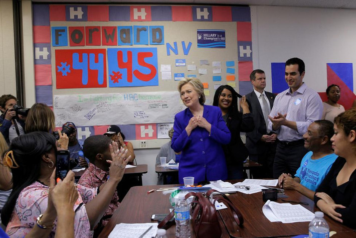 Cựu Ngoại trưởng Mỹ Hillary Clinton tại một văn phòng vận động tranh cử ở Bắc Las Vegas, Nevada, ngày 2/11.