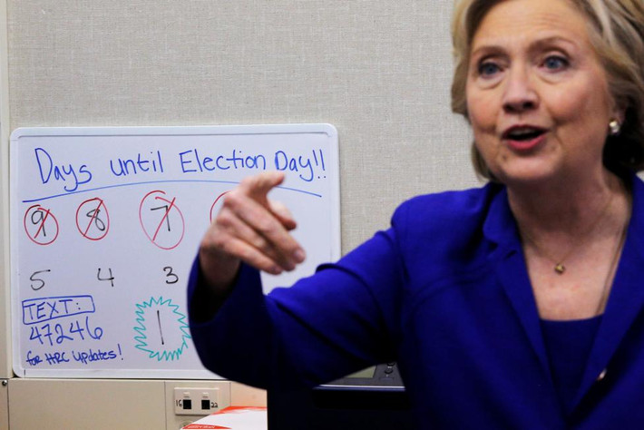 Cựu Ngoại trưởng Mỹ Hillary Clinton thăm một văn phòng vận động tranh cử ở Bắc Las Vegas, bang Nevada, ngày 2/11.
