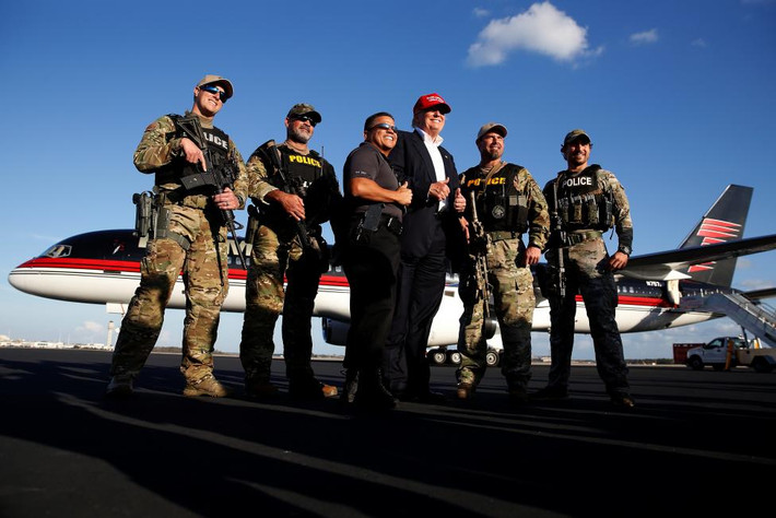 Tỷ phú Donald Trump, ứng viên tổng thống Mỹ của Đảng Cộng hòa, chụp ảnh cùng các cảnh sát sau một chiến dịch vận động tranh cử ở Orlando, Florida, ngày 2/11.