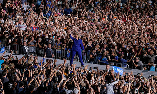 Cựu Ngoại trưởng Mỹ Hillary Clinton trong cuộc vận động tranh cử tại Đại học Arizona ở Tempe, bang Arizona, ngày 3/11/2016. (Nguồn ảnh: Reuters).
