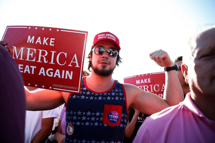 Một người ủng hộ ứng viên Donald Trump ở Orlando, Florida, ngày 2/11.