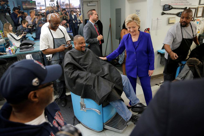 Tại Bắc Las Vegas, ứng viên tổng thống Mỹ của Đảng Dân chủ Clinton thăm hiệu cắt tóc Love’s Barbershop.