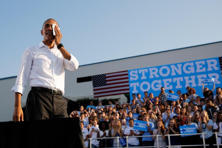 Tổng thống Barack Obama lau mồ hôi sau bài phát biểu tại Đại học Bắc Carolina ở Chapel Hill, Bắc Carolina, nhằm ủng hộ cựu Ngoại trưởng Mỹ Hillary Clinton hôm 2/11.