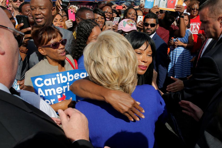 Bà Hillary Clinton chào đón những cử tri ở bên ngoài một khu vực bỏ phiếu sớm tại Lauderhill, bang Florida.