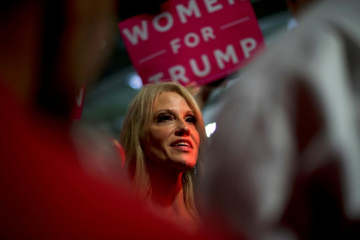 Nữ cố vấn Kellyanne Conway phát biểu trước truyền thông sau khi bà Melania Trump, vợ của ông Trump, có bài phát biểu tại Berwyn, Pennsylvania, ngày 3/11.