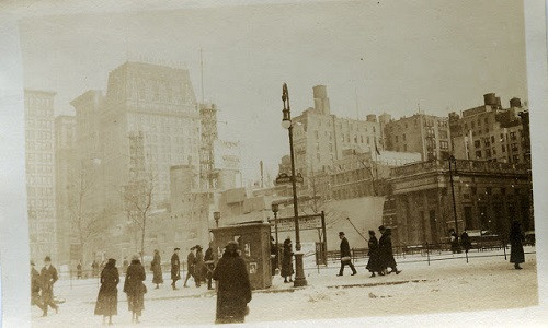 Đường phố New York (Mỹ) đông đúc người qua lại trong bức ảnh chụp năm 1919.