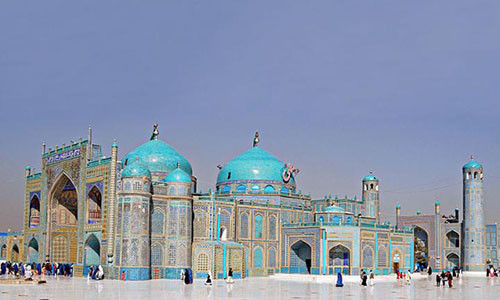 Nhà thờ Hồi giáo màu xanh đầy ấn tượng ở thành phố Mazar-i-Sharif, miền bắc Afghanistan. Ảnh: Telegraph.