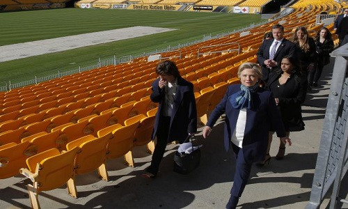 Cựu Ngoại trưởng Mỹ Clinton đã có bài phát biểu tại Pittsburgh, Pennsylvania ngày 4/11. Ảnh: Reuters.