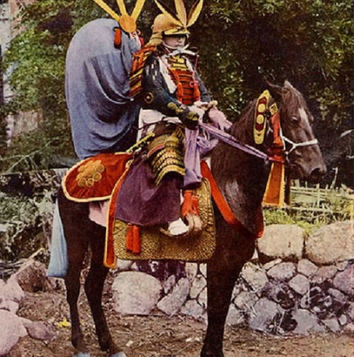 Chiến binh Samurai cưỡi ngựa vào cuối thời Thiên hoàng Minh Trị (1868-1912).