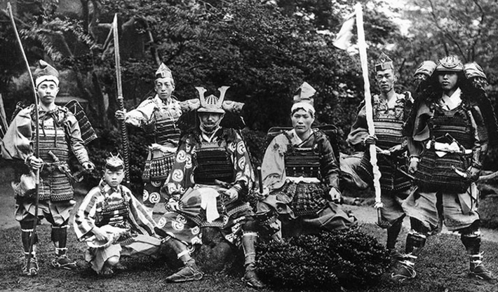 Samurai luôn mang trong mình lòng trung thành tuyệt đối và đặt danh dự của mình lên hàng đầu. Dù có phải đối mặt với cái chết họ vẫn quyết không đánh mất danh dự.