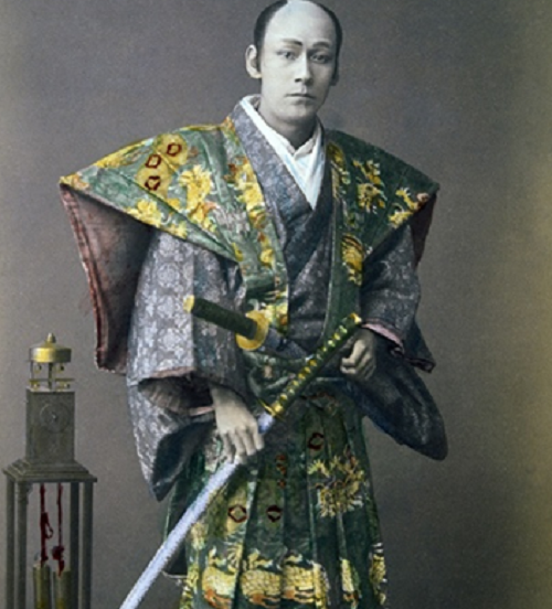 Một chiến binh Samurai cầm gươm vào khoảng năm 1880. Được biết, thanh gươm chính là niềm tự hào của các Samurai.