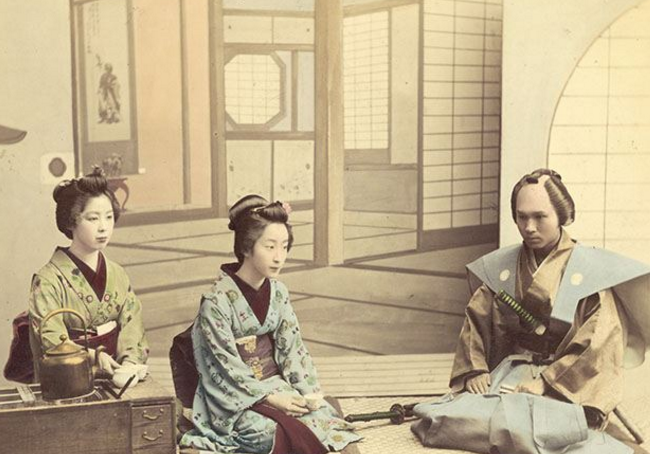 Một võ sĩ đạo Nhật Bản thăm hai geisha vào khoảng năm 1880.